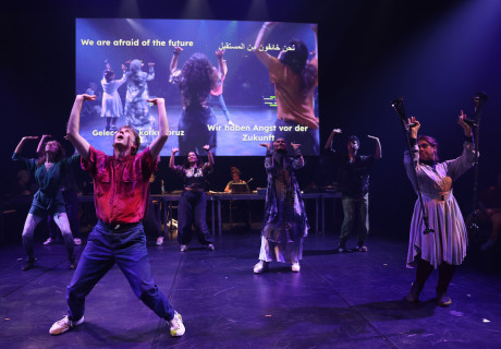 Dancing with our neighbours – HAU Berlin – Gob Squad versuchen, Gemeinschaft durch Tanz zu stiften