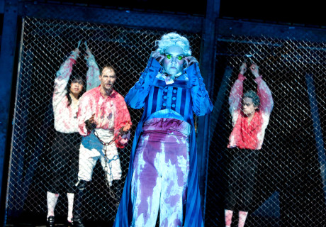 Dantons Tod und Kants Beitrag – Theater Dortmund – Kieran Joel überschreibt Büchners Revolutionsdrama und schickt sein Ensemble auf die Theaterbarrikaden