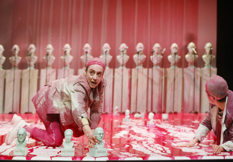 Dantons Tod / Iphigenie – Maxim Gorki Theater Berlin – Mit Euripides, Büchner und Brecht setzen Oliver Frljić und vier Spielerinnen ein grelles Fanal gegen den Krieg