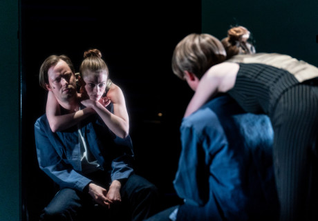 Dantons Tod reloaded – Kunstfest Weimar – Amir Reza Koohestani gibt dem Revolutionsstück eine überzeugende heutige Rahmenhandlung