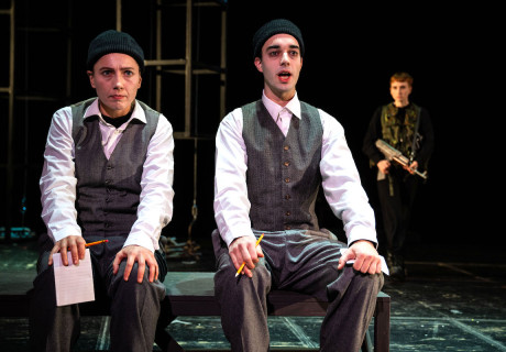 Das große Heft – Theater der Altmark Stendal – Johanna Schall bringt Ágota Kristófs Romanstoff atmosphärisch stark auf die Bühne