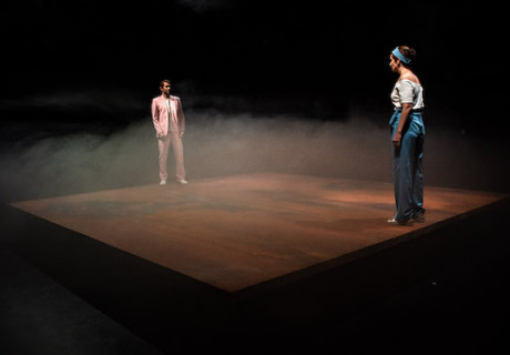 Das weiße Dorf – Heidelberger Stückemarkt – Ron Zimmering zeigt Teresa Doplers nihilistisches Kammerspiel als Distanzduett auf der Kippe