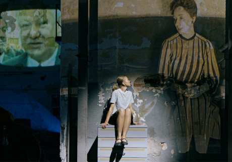 Das Land, das ich liebe – Kunstfest Weimar – Anna Narinskaya und Polina Solotowizki inszenieren das dokumentarische Buch der russischen Journalistin Jelena Kostjutschenko