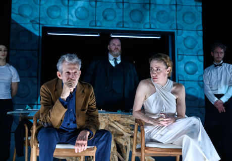 Das Dinner – Deutsches Theater Berlin – András Dömötör bringt den Roman von Hermann Koch auf die Bühne