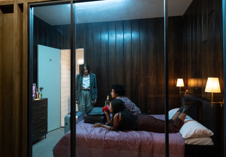 Das Gelobte Land – Residenztheater München – Jakab Tarnóczi inszeniert eine Uraufführung von Asiimwe Deborah Kawe zur Eröffnung des Welt/Bühne-Festivals