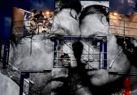 Das Schloss – Staatsschauspiel Dresden – Maxim Didenko verlegt Kafka am Staatsschauspiel Dresden bildstark in eine dystopische Endzeit