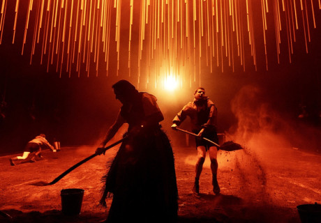 Das große Heft – Schauspielhaus Bochum – Jette Steckel gelingt eine schrecklich grandiose Inszenierung von Ágota Kristófs krassem Buch 