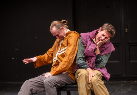 Das nackte gute Leben 2.0 – Kunstfest Weimar – Lydia Ziemke und zwei Schauspieler finden eine fühlbare Form für das Krisengefühl unserer Zeit