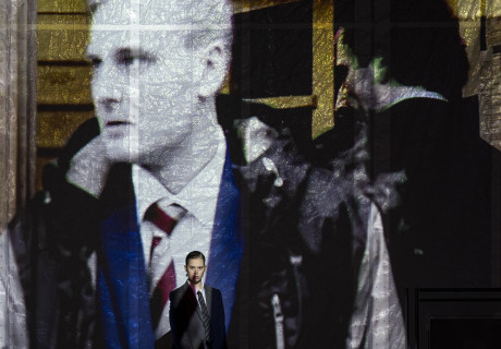 Das beispielhafte Leben des Samuel W. – Gerhart-Hauptmann-Theater in Görlitz-Zittau – Mit seinem neuen Stück stimmt Lukas Rietzschel feinsinnig-beobachtend auf das Wahljahr 2024 ein