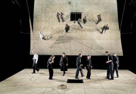 Der Komet – Staatsschauspiel Dresden – Tilmann Köhlers Uraufführung von Durs Grünbeins Roman weckt über Dresden hinaus Interesse