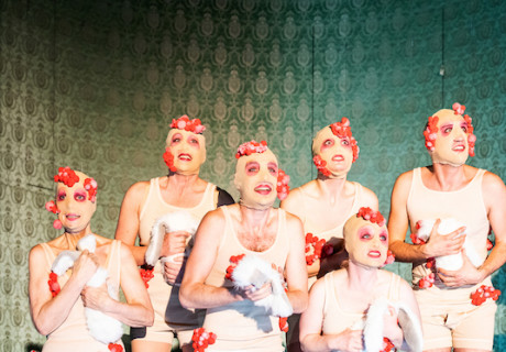 Der eingebildete Kranke oder Das Klistier der reinen Vernunft – Residenztheater München – Claudia Bauers wilde, schräge Inszenierung von PeterLichts Molière-Überschreibung 