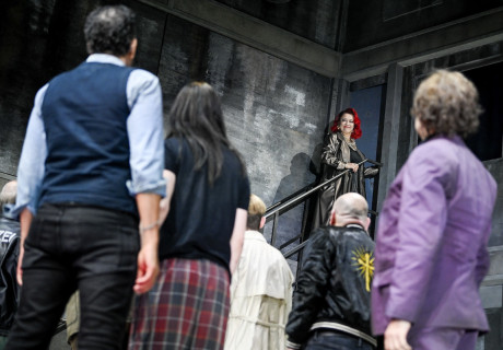 Der Besuch der alten Dame – Staatsschauspiel Dresden – Nicolai Sykosch inszeniert den Dürrenmatt-Klassiker wie von heute