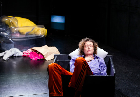 Der erste fiese Typ – Deutsches Theater Berlin – Maren Eggert triumphiert in einem Solo nach dem Debütroman von Miranda July