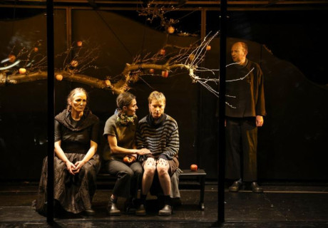 Der Keim – Theater Bremen – Ruth Mensah entdeckt den wenig bekannten Roman des Norwegers Tarjei Vesaas für die Bühne