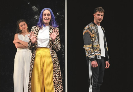 Der Riss durch die Welt – ETA Hoffmann Theater Bamberg – Sibylle Broll-Pape kehrt mit Roland Schimmelpfennigs jüngstem Stück zum Spielbetrieb zurück