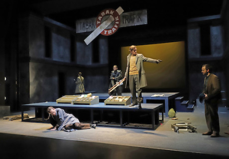 Der Trafikant – Theater Pforzheim – Sascha Meys Inszenierung von Robert Seethalers Erfolgsstoff hat vor 5 Kritiker*innen Premiere
