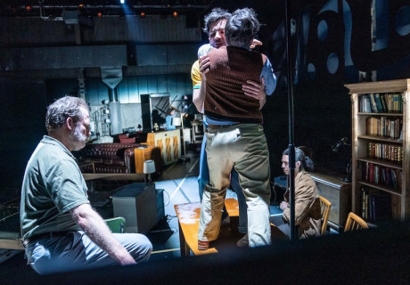 Der Wilde – Schauspiel Köln – Regisseur David Gaitáns mitreißende Inszenierung übers anarchische Gangleben im Mexiko der Sechzigerjahre 