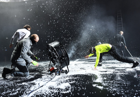 Der Zauberberg – Münchner Volkstheater – Claudia Bossard adaptiert Thomas Manns Roman als Rauschen der Gegenwart 