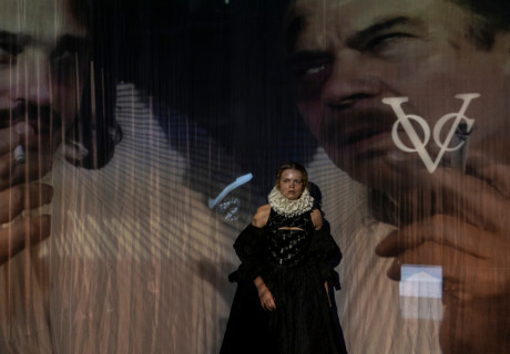 Der zerbrochne Krug. Tambora – Theater an der Ruhr Mülheim – Philipp Preuss vertieft sich in einen postkolonialen Seitenstrang von Kleists Stück 