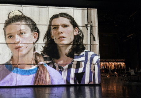Der Bus nach Dachau – Schauspielhaus Bochum – Das niederländische Kollektiv De Warme Winkel inszeniert eine theater-filmische Erinnerungstour ins KZ Dachau