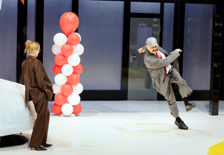 Der Geizige – Schaubühne Berlin – Thomas Ostermeier verpflanzt Molière in ein deutsches Autohaus mit Lars-Eidinger-Star-Appeal 