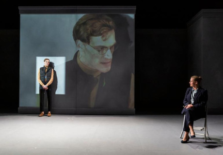 Der Prozess – Theater Freiburg – Amir Reza Koohestani verlegt Kafkas Klassiker ins Internetzeitalter