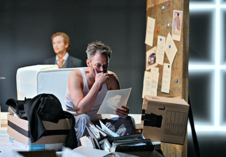 Der Unheimliche – Landesbühne Esslingen – Mirjam Neidharts verspätete Uraufführung eines Stücks von Robert Muller