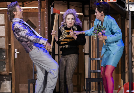 Der nackte Wahnsinn – Berliner Ensemble – Oliver Reese lässt Michael Frayns turbulenten Boulevardklassiker von der Leine