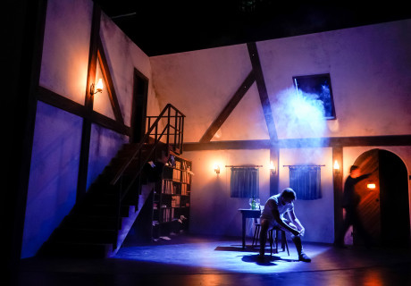 Der zerbrochne Krug – Münchner Volkstheater – Mathias Spaan gibt dem Kleist-Klassiker eine zusätzliche Ebene