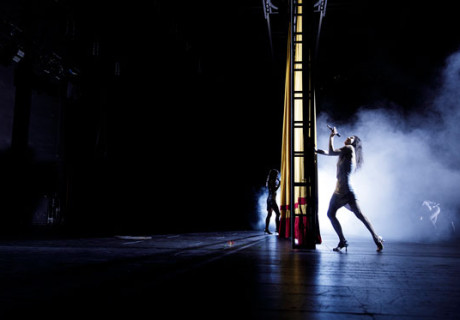 Die Besessenen – Staatstheater Nürnberg – Jan Philipp Gloger entdeckt die Dreifaltigkeit in Roland Schimmelpfennigs Übertragung der Euripides-