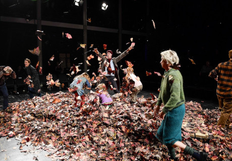 Die Jagd – Staatsschauspiel Dresden – Daniela Löffner adaptiert Thomas Vinterbergs Film über eskalierende Gruppendynamiken nach einem Missbrauchsvorwurf 