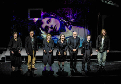 Die Verlorenen – Badisches Staatstheater Karlsruhe – Stephan Kimmig inszeniert Ewald Palmetshofers Stück über Existenzen in einer Welt ohne Sinn