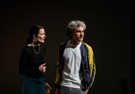 Begegnung von Gestern – Theater Freiburg – Omar Abusaada inszeniert Mohammad Al Attars Stück über Täter und Opfer