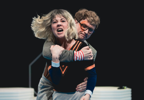 Die Guten – Stadttheater Fürth – Anna Tenti inszeniert das Stück von Rebekka Kricheldorf