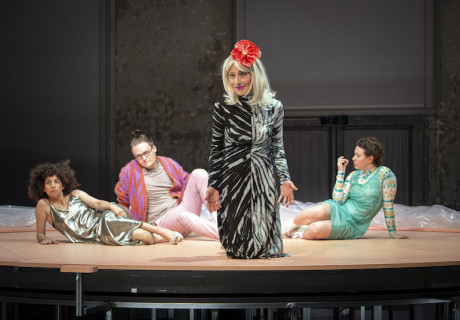 Die nicht geregnet werden – Theater St. Gallen – Marie Bues und Jonas Knecht bringen eine Dystopie zur Wasserknappheit auf die Bühne