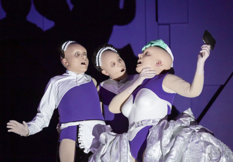 Die Zofen – Schauspiel Frankfurt – Rieke Süßkow setzt auf den Fetischcharakter des Rollenspiels in Jean Genets Klassiker 