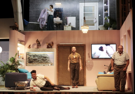 Die sieben Todsünden & Motherland – Theater Freiburg – Kornél Mundruczó kombiniert das Ballett mit Gesang von Brecht/Weill mit einem neuen Stück von Kata Wéber