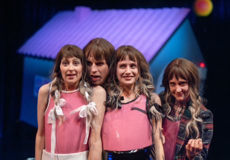 Die Zukünftige – Nationaltheater Mannheim – Theresa Thomasberger inszeniert Svenja Viola Bungartens neues Stück als absurde Endzeitvision