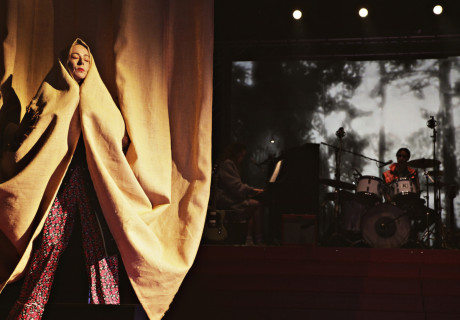 Die große Klassenrevue – Impulse Theaterfestival – Christiane Rösinger eröffnet mit fetzigem Agitprop-Theater das Festival 