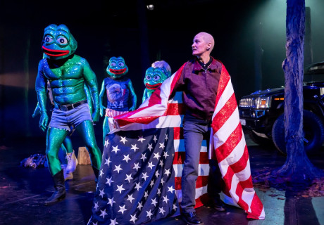 Die letzten Männer des Westens – Schauspiel Köln – Aus einer Recherche zu neurechter Männlichkeit macht Rafael Sanchez einen vergnüglichen Abend über gefährliche Gedanken