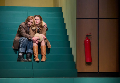 Die schmutzigen Hände – Volkstheater Rostock – Krzysztof Minkowski nüchtert Sartres Politikstück zu einem fokussierten Schachspiel aus