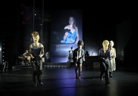 Die schmutzigen Hände – Schauspiel Frankfurt – Lilja Rupprecht inszeniert Sartres Stück über das Dilemma politischen Handelns