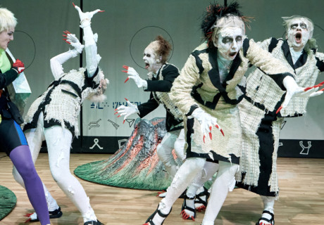 Die toten Freunde (Dinosauriermonologe) – Pfalztheater Kaiserslautern – Simone Blattner bringt Ariane Kochs heitere Dystopie als Singspiel zur Uraufführung