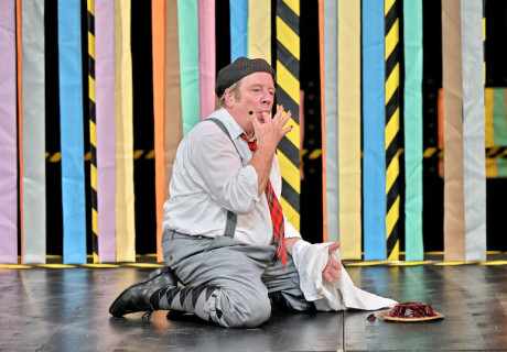 Der Diener zweier Herren – Württembergische Landesbühne Esslingen – Markus Bartl inszeniert Goldonis Komödie ganz im Commedia-dell’arte-Stil