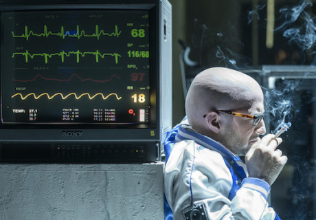 Die nötige Folter – Staatstheater Augsburg – André Bücker setzt bei seiner Dietmar-Dath-Uraufführung auf Reizüberflutung