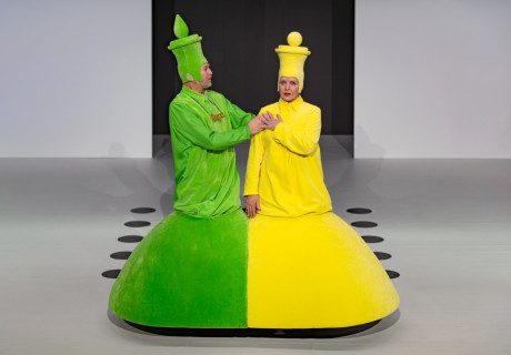 Dingens – Schauspiel Frankfurt – Sapir Heller inszeniert Hanoch Levins düstere, absurde Komödie über eine Spirale der Gewalt