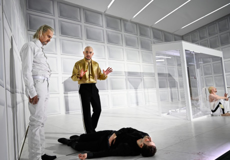 Don Carlos – Schauspiel Frankfurt – Felicitas Brucker stellt mit Friedrich Schillers Hofstaats-Drama Fragen der Generationengerechtigkeit neu