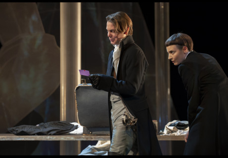 Don Karlos – Schauspiel Köln – Jürgen Flimm inszeniert Schillers Psycho-Thriller als lautstarken Live-Stream und lässt jegliche Staatsraison vermissen