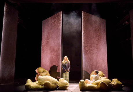 Don Karlos – Staatstheater Kassel – Julia Hölscher entwirft Schillers Klassiker als Drama um Revolution und Überwachung in Briefpapier-Zeiten