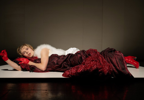 Das Bildnis des Dorian Gray – Schauspiel Frankfurt – Ran Chai Bar-zvi zeigt Oscar Wildes Roman der (Un-)Moral konsequent queer und campy